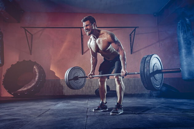 举重肌肉发达的大胡子男人在健身房锻炼身体 强壮的男性裸体腹肌运动员功能下蹲