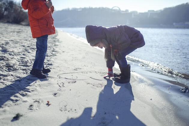 家人一家人一起过冬 孩子们冬天在沙滩上散步朋友友情冬天