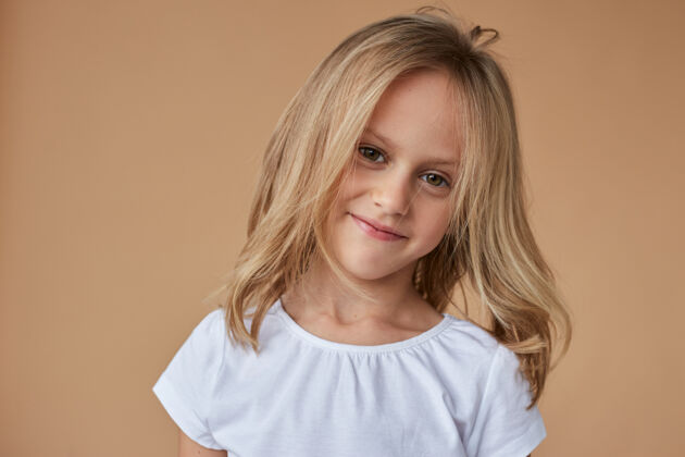 时尚特写正面肖像美丽的小女孩波浪金发 穿着白色衣服快乐工作室金发