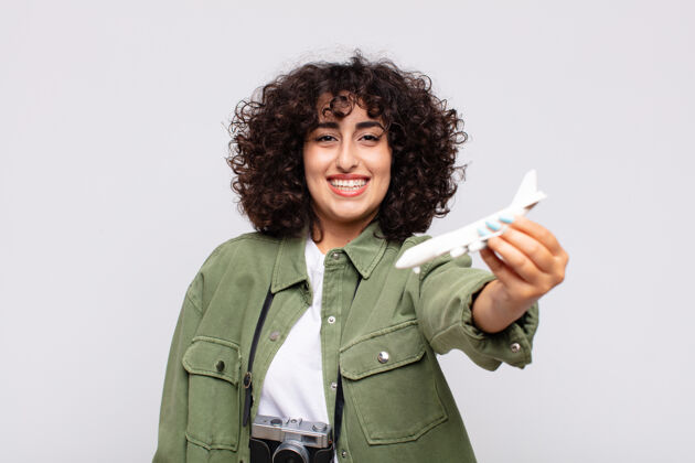 飞行坐飞机的阿拉伯美女模型.traver概念票拉丁语航空