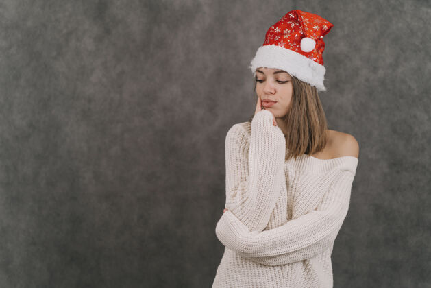 庆祝这个女孩许了一个新的愿望年女人穿着红色的圣诞老人帽子女孩戴着圣诞帽做梦创造成真圣诞老人