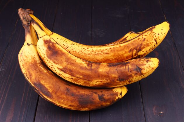 生的腐烂的香蕉在黑暗的表面靠近热带滋补腐烂