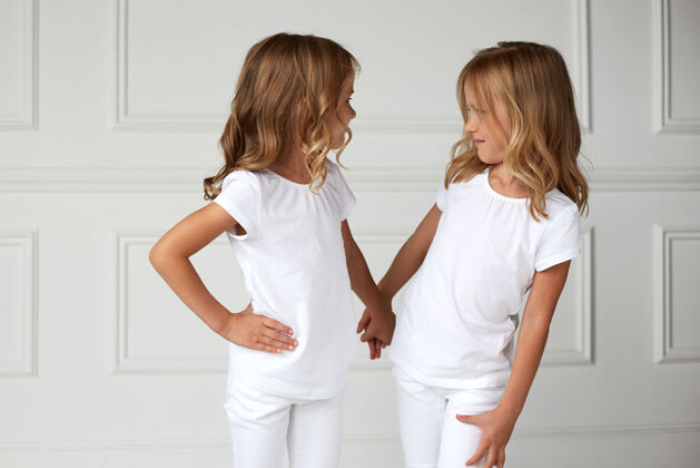 小两个穿白衣服的小女孩时尚金发姿势
