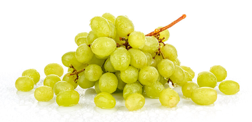生长湿的绿色葡萄与水滴在光滑的表面上白色的背景刷新农业健康