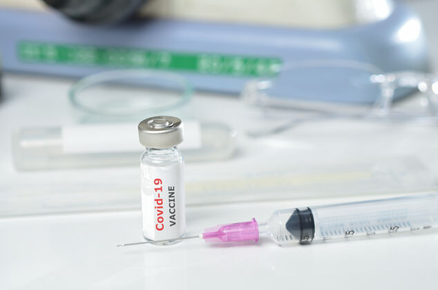 护士Covid-19冠状病毒疫苗在医生 研究员 科学家手把手放在肩上 用注射器和瓶子盛装疫苗冠状病毒.医疗保健 医学 实验室概念微生物学针头爆发