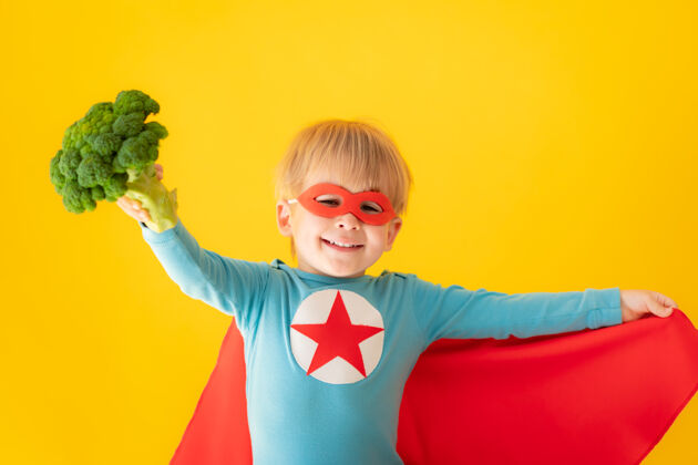 素食超级英雄小孩拿着花椰菜蔬菜游戏超级英雄