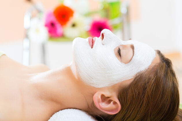 面膜健康-妇女在水疗中心接受面膜清洁和潮湿的皮肤治疗治疗师身体