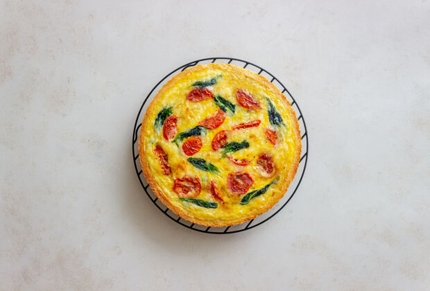 鸡蛋蛋饼或派配番茄 菠菜和奶酪健康饮食素食法国料理番茄橄榄油传统