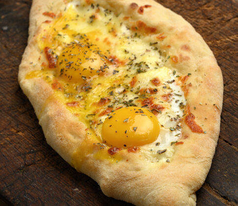 蛋黄烤阿贾里卡查普里与全蛋黄在木板上 传统菜传统面包烹饪