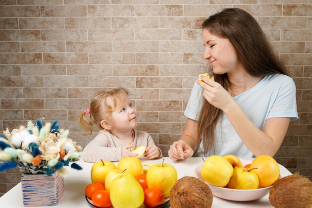 女儿快乐家庭母子宝贝女儿健康食品水果上厨房冰箱蔬菜苹果
