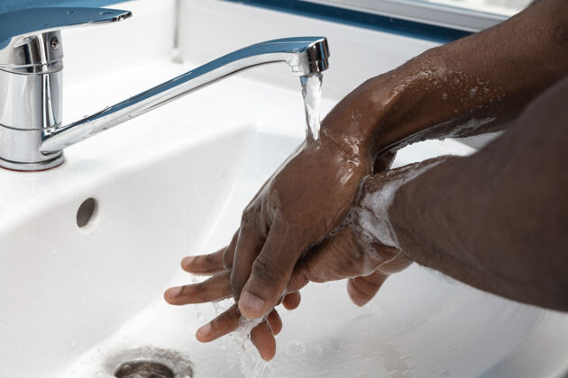 清洁男士在浴室内仔细洗手 近距离防止感染消毒卫生泡沫
