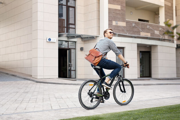 工作环保快乐积极的人骑自行车去上班专业职业活动
