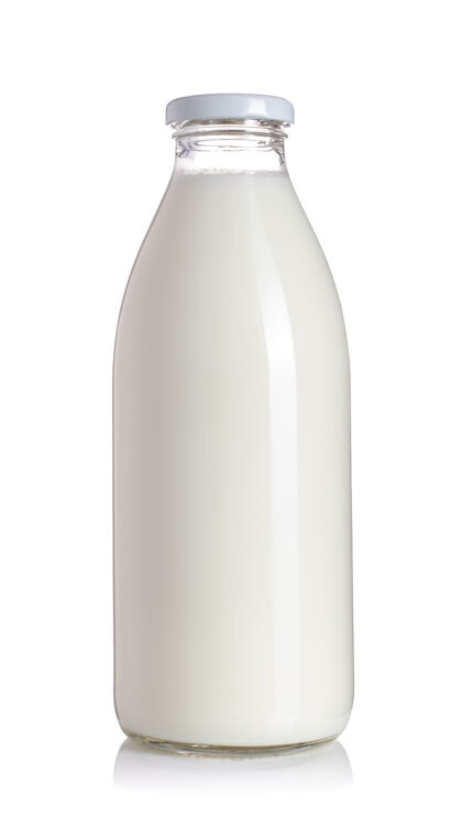 钙牛奶玻璃瓶隔离在白色表面奶牛宏新鲜