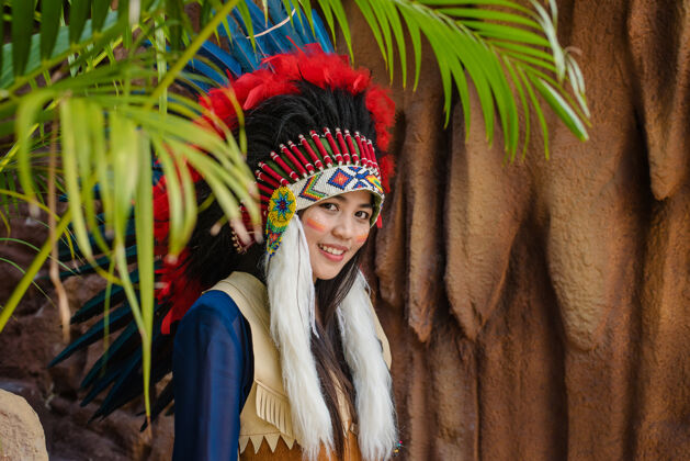 头饰一个戴着印第安人头饰的漂亮女孩的特写肖像装饰文化人