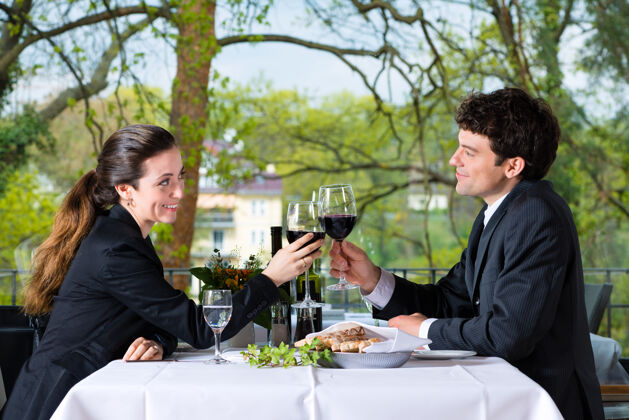 气氛商务人士在高级餐厅享用商务午餐红酒精致精致的用餐
