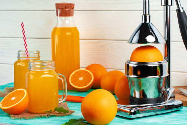 多汁一杯橙汁和切好的橙子放在桌上食物有机刷新