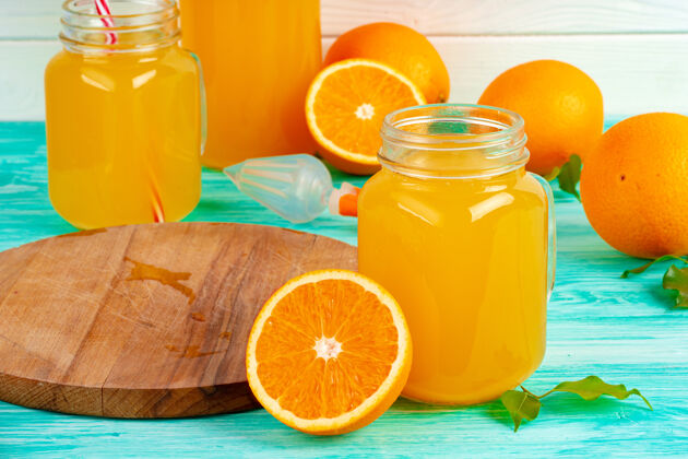 榨汁绿色木桌上的橙汁玻璃杯新鲜健康玻璃