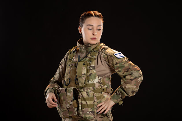 人黑墙上穿迷彩服的女兵军人女兵制服