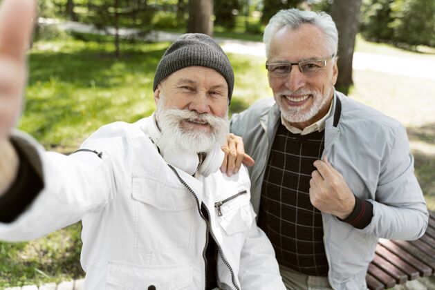 男人中枪笑脸男人自拍中镜头老年人退休