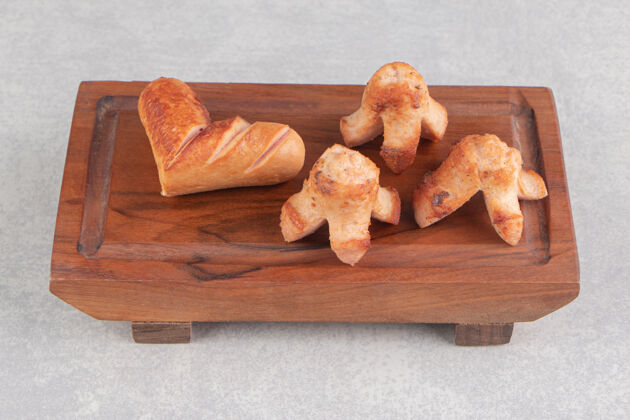 一餐美味的烤香肠放在木板上食物牛肉晚餐