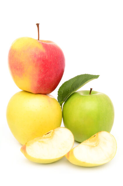 特写白色表面上的熟苹果纯净水果减肥