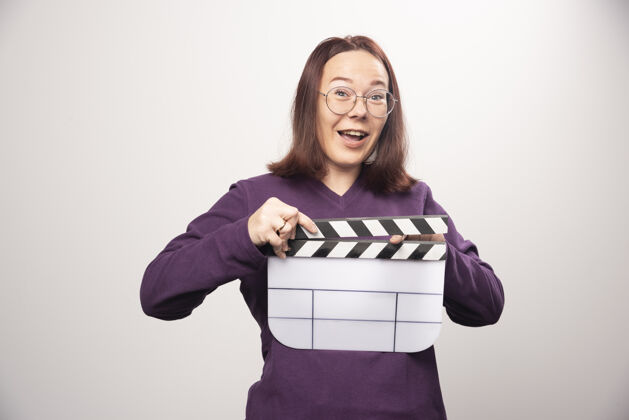 女士一个年轻的女人在一张白色的照片上摆着一个电影院的带子高质量的照片女人模型人类