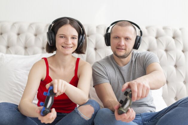 享受男人和女人玩电子游戏技术玩家游戏