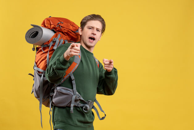 徒步旅行正面图年轻男子背着背包准备远足冒险自然旅游者