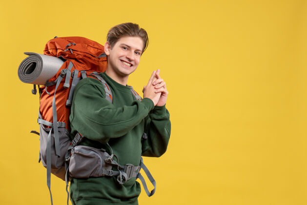 肖像正面图年轻男子背着背包准备远足旅游漂亮游客