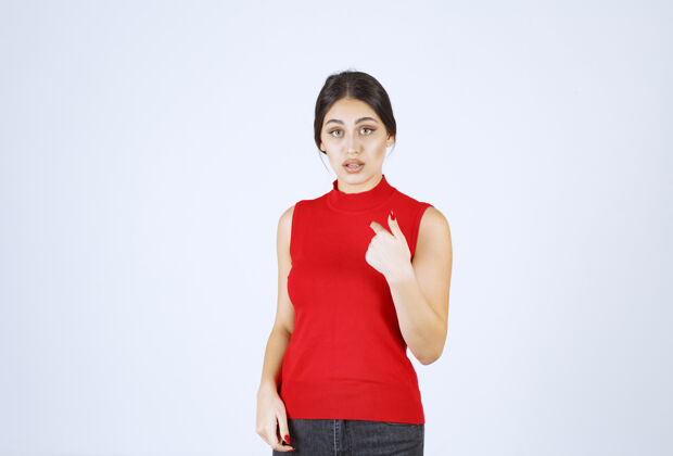 女人穿红衬衫的女孩指着自己自我工人服装