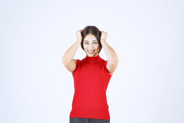 员工穿红衬衫的女孩摆出中性 积极和吸引人的姿势成年人休闲女性