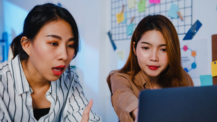 女性亚洲商务人士小组使用笔记本电脑演示和交流会议 集思广益会计组织信息