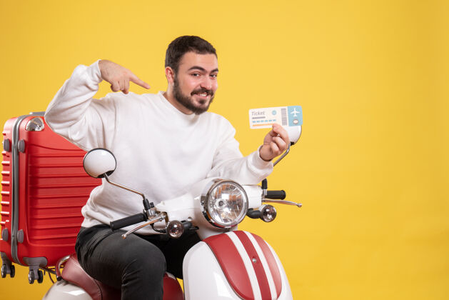 车辆旅行理念 快乐微笑的男人坐在摩托车上 手提箱上放着黄色的车票旅游运动高尔夫