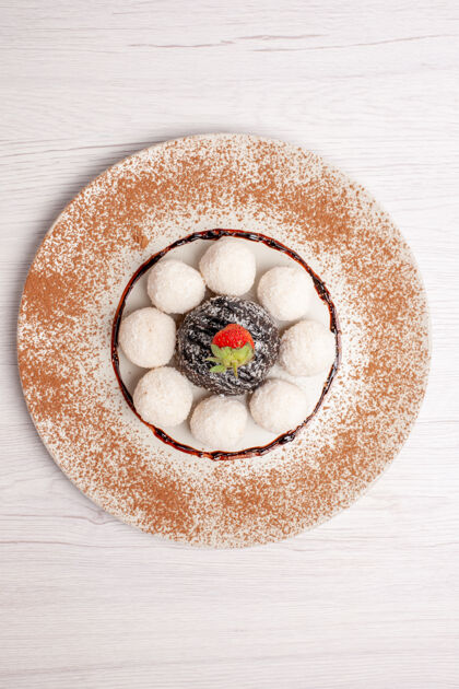 蛋糕俯瞰美味的椰子糖和巧克力蛋糕放在白色桌子上蛋糕饼干甜糖果饼干顶部鸡蛋食品