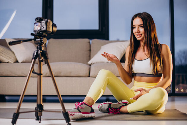垫子在家里做运动视频的女人支架运动体重