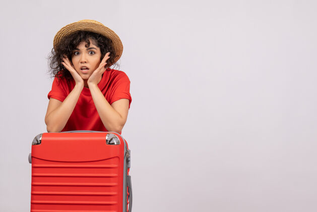 肖像正面图年轻女性带着红包准备在白色背景上旅行休息度假阳光色旅游飞机远航休息包旅行