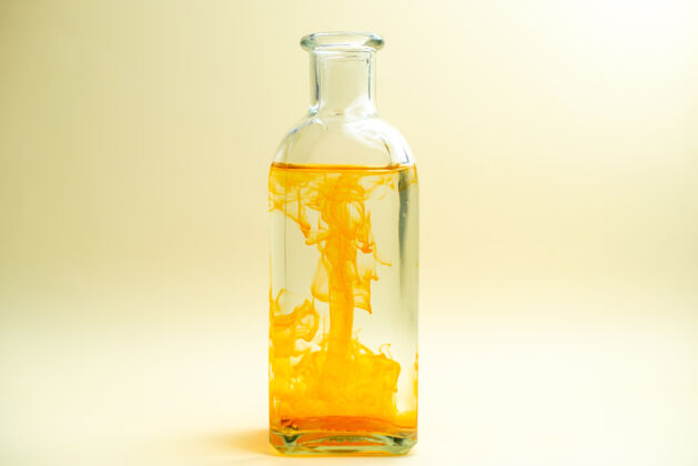 糖浆前视图水与橙色油漆上的白色艺术彩色饮料罐照片玻璃液体正面