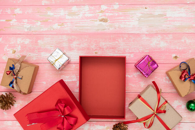 年份圣诞假期礼物购物背景从上面看与复制空间工艺纸礼品盒从绳子绑在蓝色背景 俯视图平铺组成生日包装顶部木头