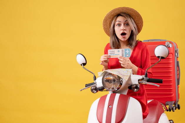 飞机一位穿着红衣服的年轻女士骑着轻便摩托车 手里拿着机票 心里很奇怪人红色时尚