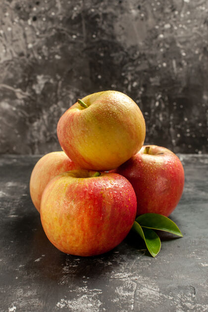 柑桔正面图新鲜苹果上的深色照片醇厚的水果成熟的维生素果汁颜色树梨水果食用水果油桃