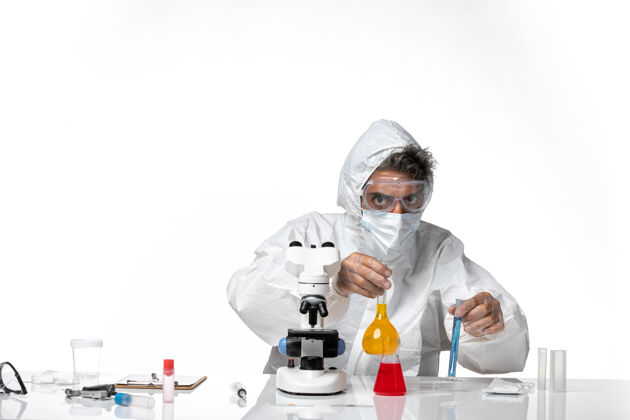 实验室外套男医生穿着防护服 戴着口罩 拿着白色溶液瓶专业大流行套装