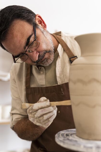 陶器中枪男子使用陶器工具艺术手工中镜头