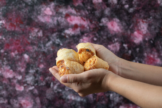 糕点一个手握黄油饼干的厨师酥脆小吃面包房