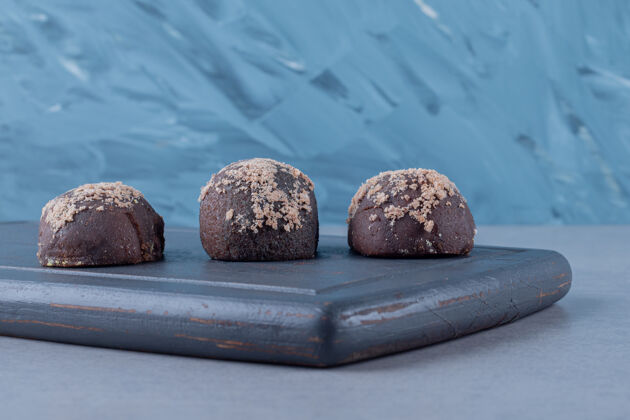 饼干新鲜出炉的自制饼干放在灰色木板上巧克力崩溃脆