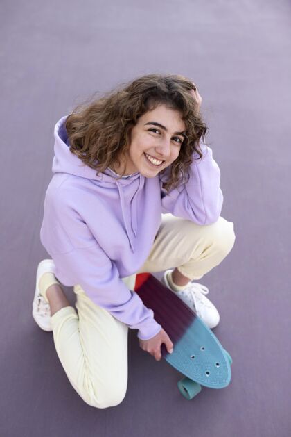 放松拿着滑板的女孩滑板年轻享受