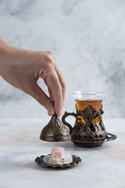新鲜茶几男人打开茶壶旁边的糖果日期人传统
