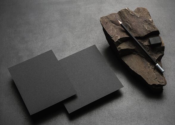 铅笔文具模型与黑暗崎岖的岩石纸板模型混凝土