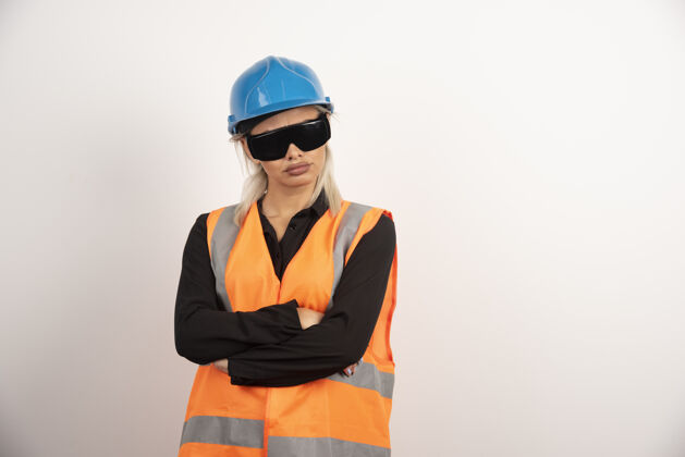 人女建筑工人戴着护目镜和头盔摆姿势高质量照片女士女孩女人