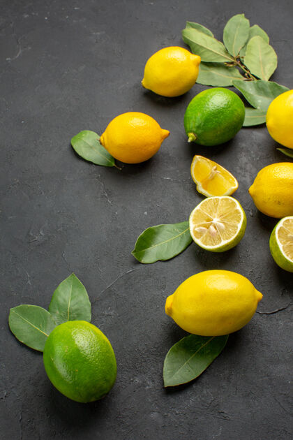 可食用水果前视图新鲜柠檬酸水果在黑暗的背景多汁水果酸橙