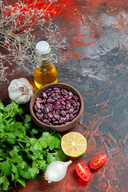 香料晚餐准备的垂直视图 食物 豆子 油瓶和一束绿色柠檬番茄放在混色桌上香草柠檬玻璃